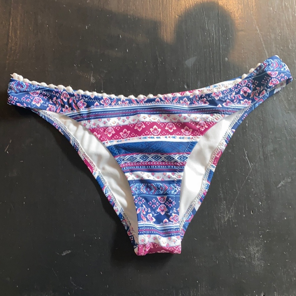 Swimsuit bottoms | size small